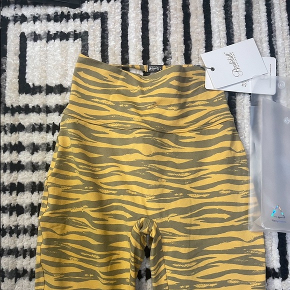 Bombshell Sportswear sexy back leggings in honey gold size MEDIUM NWT - Picture 4 of 7